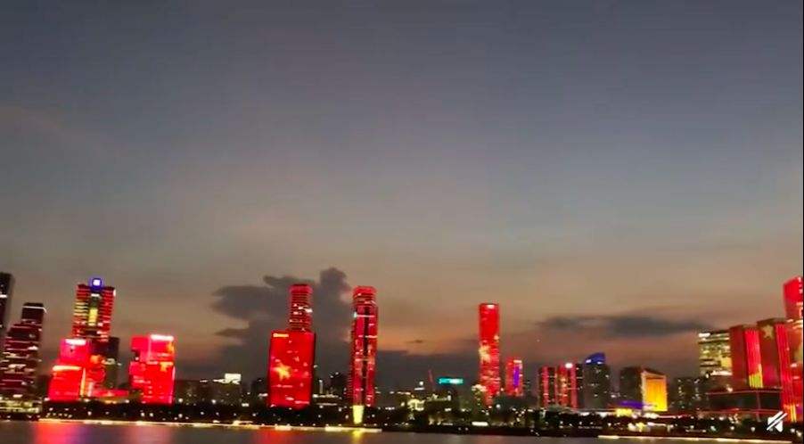 深圳湾亮起巨幕五星红旗宣示香港主权，户外广告显示彰显另一种生命力